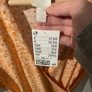 Klänning från HM - Klänning från hm, aldrig använd, endast testad. Skit snygg klänning, till sommarn. Var tyvärr för lite för mig. Prislappen sitter kvar. Har du några frågor så är det bara att skiva till mig, antingen i kommentarerna eller privat i chatten till mig. 185kr INKLUSIVE FRAKT!!