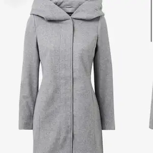 Hej jag säljer denna jätte fina kappa från Vera Moda . den är i bra skick aldrig använt kappan och prislappen sitter kvar 🥰köpt för 550 säljer den för 250+frakt 🥰hör av dig om du är intressant 🥰😘