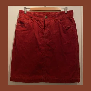 Manchesterkjol - Röd manchesterkjol i väldigt bra skick! Den sista bilden ger färgen mest rättvisa :)