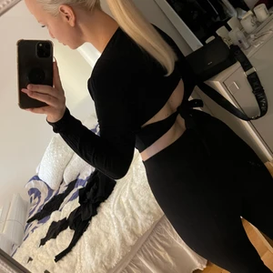 Superfin tröja med knytning i ryggen  - En super fin tröja som man knyter bak, jätte skönt material och stretchig aldrig använd endast testad 🥰