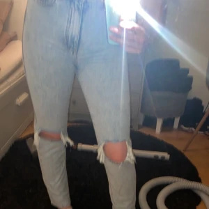 Gina Jeans - Säljer dessa håliga jeans från gina då de inte kommer till användning, gott skick då de inte använts allt för mycket. De är i storlek 34 och sitter snyggt men inga jeans för mig längre! Köparen står för frakten!