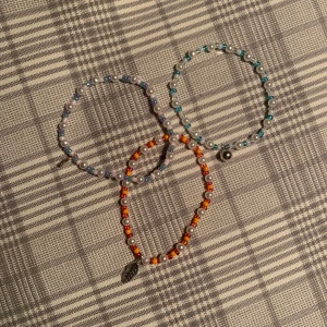 Pärlarmband  - Pärlarmband som jag har gjort själv, 35 kr st inklusive frakt. Om du köper tre behöver du bara betala för två! Passar dom flesta eftersom att dom är gjorda på elastisk tråd. Du kan komma med förslag på olika färgkombinationer! 👩‍🎨💓🌟