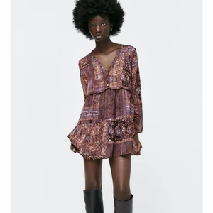 Zara klänning - Säljer denna slutsålda zara klänning då jag har en liknande💕 storlek M men passar mig som har S