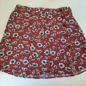 Pull&Bear, söt kjol.  - Somrig, vippig, kort kjol med ett blommönster. 