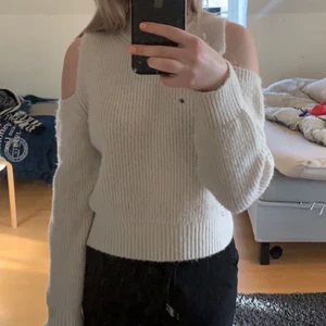 Snygg vit tröja med cut-outs - Säljer denna snygga stickade tröjan med cut-outs från Gina tricot, den är endast använd ett par gånger och är i nyskick. Skriv om du vill ha fler bilder. ❤️😊