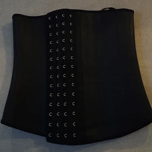 Waist training storlek S - Waist training storlek S med upp till 4 spännen. Minsta är spännet är 62 cm. Knappt använd 