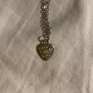 Silver Halsband med berlock - Halsband i silver på en nickelfri kedja som är justerbar. Berlocken är köpt i thailand och det är inristat ”made with love”