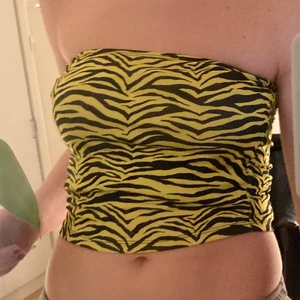 Bandeautopp / tubtopp - En grön bandeau / tubtopp som jag inte längre använder med zebra-ish mönster. Skit skönt och stretchigg material😊😊