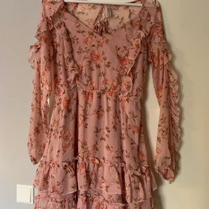 Blommig klänning, H&M - Superfin blommig klänning med volanger från H&M, används endast två gånger så väldigt fint skick