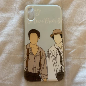 Ett superfint The Vampire Diaries skal.  - Skalet är i superbra skick och väldigt fint! Jag köpte skalet för  ca 200kr! Motivet är 2 killar från en känd serie The vampire diaries! Damon och Stefan Salvatore! Säljer det för att jag bytt mobil! Skalet är till iPhone XR! Köpt från Redbubble! 