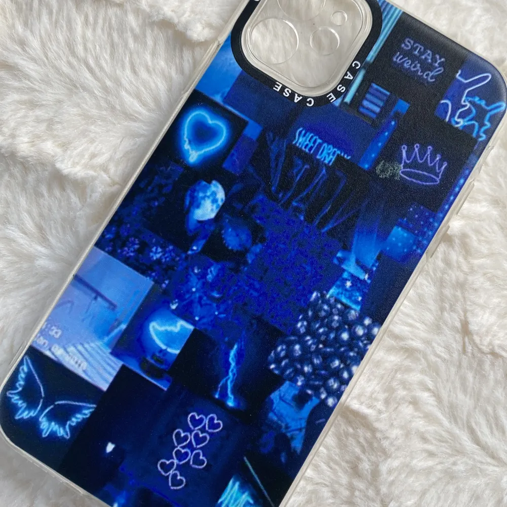 Ett mobilskal som it har används så mycket i en murk blå färg med neon detaljer . Accessoarer.