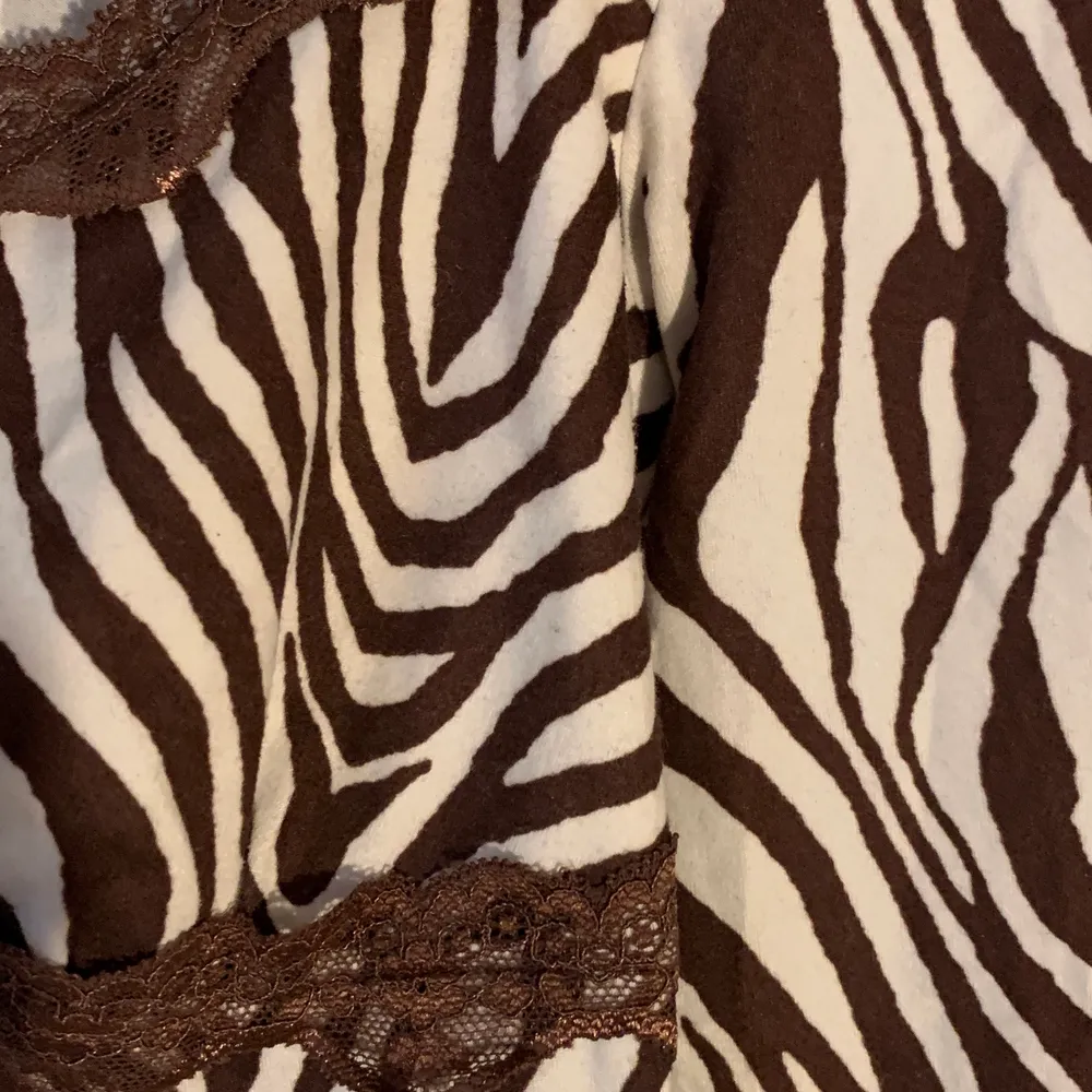 Långärmad tröja med  vitt och brunt zebramönster, passar Xs/S! Säljes för 100 kronor, kan mötas upp i Helsingborg annars står köpare för frakt 🌝. Toppar.