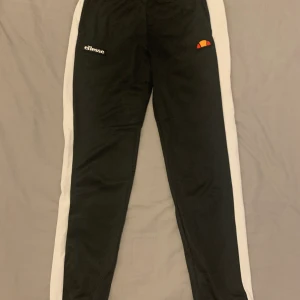 Elesse byxa - Elesse byxa med vit rand på sidan. Endast använd 2 gånger. Köpta på JD sports i London. Frakt 66kr betalning sker via Swish. 