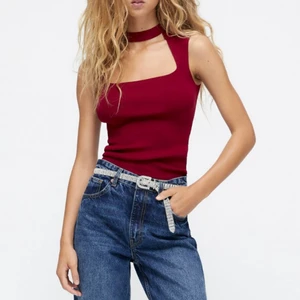 Zara topp - Säljer denna slutsålda zara topp. Så fin o passar till allt. Nypris var 229kr, endast använd en gång!❤️‍🔥❤️‍🩹❤️‍🩹 budgivning från 200kr byter gärna mot svart i samma stl