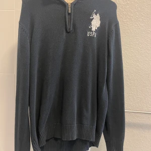 US Polo Assn M  - US Polo ASSN. Size M. Zipper works. 