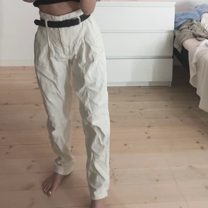 vita byxor - Vita högmidjade pösiga jeans, knappt använda i bra skick men behöver bara strykas. 