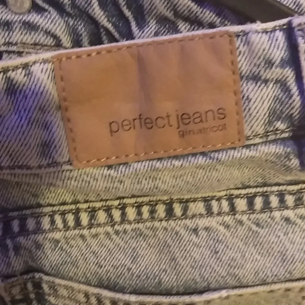 Snygga shorts från Gina Tricot i jeans tyg. Köpt ny för 250kr men har bara använts ett fåtal gånger. Shorts.