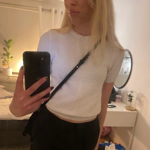 Vit t-shirt  - Säljer denna supersöta toppen ifrån zara💋💋