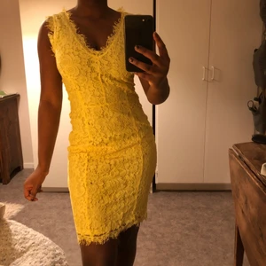 Härlig sommarklänning strl XS - Säljer en av mina favorit sommar klänningar från H&M som blivit lite liten för mig. Skönt material , härlig gul färg, lång dragkejda och nu ska den få ett nytt hem 💛 