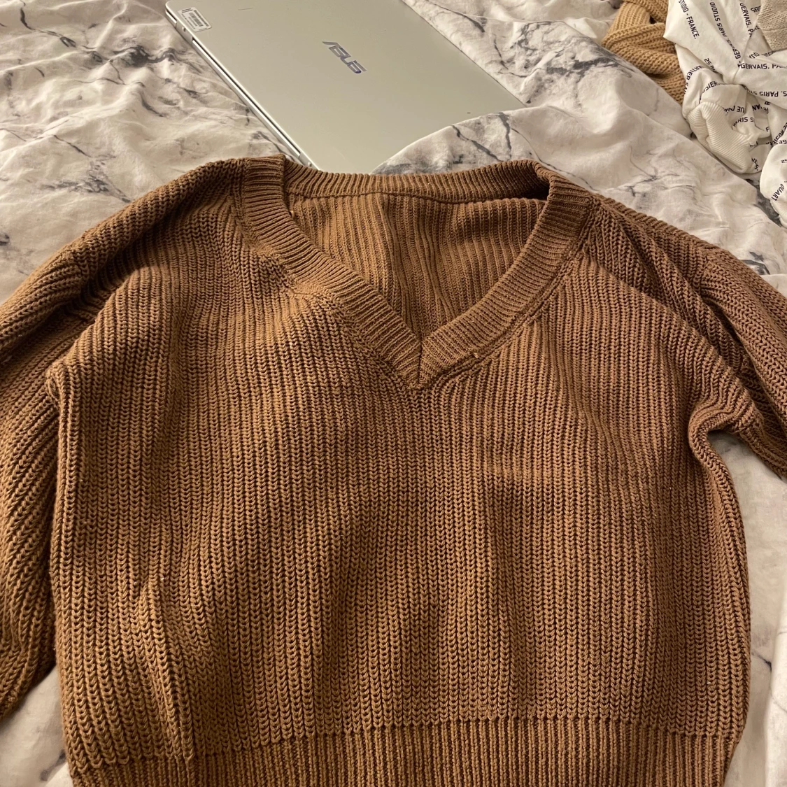 En stickad brun tröja  - 90