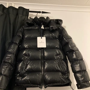 Moncler MAYA  - Säljer en moncler maya som är i storlek 1 , skick 8/10 skulle jag säga( Cartoon har lossnat) tags mm fås med. Fråga om du vill ha fler bilder eller information MVH 👊🏼✌🏼 , möts upp eller skickar 