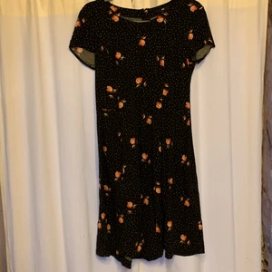 Hm klänning  - Säljer denna söta klänningen från Hm då jag aldrig använt den och den är lite för stor för mig! 