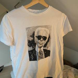 Superfin T-shirt med Karl Lagerfeldt som tryck. Ifrån Mango