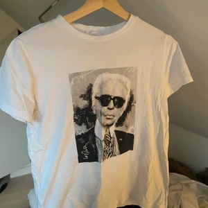 T-shirt  - Superfin T-shirt med Karl Lagerfeldt som tryck. Ifrån Mango