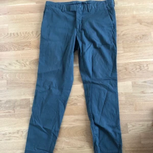 Grå/Gröna J.Lindeberg kostymbyxor  - Storlek 52, men jag brukar använda de me skärp så de ser lite mer oversized ut. Ser lite mer ut som färgen på 3e bilden.