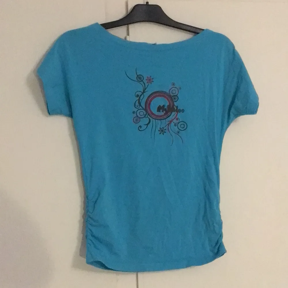 Detta är en Mykido tröja som är turkos med detaljer i sidorna. . T-shirts.