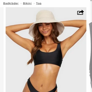 Bikini topp - Oanvänd bikinitopp från Nelly, storlek S🐬