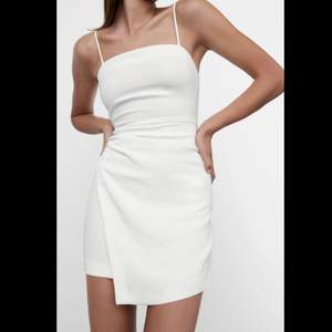 Säljer denna oanvända vita tighta klänningen med alla lappar kvar, som passar perfekt till, till exempel studentmottagningen. Säljer pga att den var för liten. Nypris 399