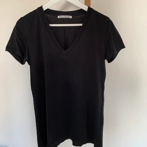 ACNE STUDIOS T-shirt svart - Svart T-shirt från Acne, mycket bra skick! Storlek small