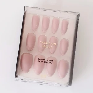 Ljusrosa lösnaglar Helt Nya press-on klister - Helt nya ljusrosa naglar fasthäftande press-on klister från H&M i försluten förpackning. Betalning via swish.