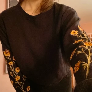  tröja med broderi - svart tröja med blommor finbroderat längst armarna. jätte fin och skön kommer inte till användning längre dock