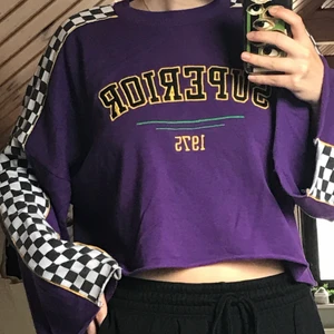 Sweatshirt - En streetaktig sweatshirt som är cropped precis lagom