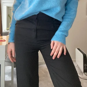 Kostymbyxor  - Superfina high waisted kostymbyxor från hm. Storlek 32 men skulle säga att de passar 32-36 beroende på hur tight man vill att de ska sitta. Jag är 166 cm och de går ner till fötterna på mig. 60 kr + frakt