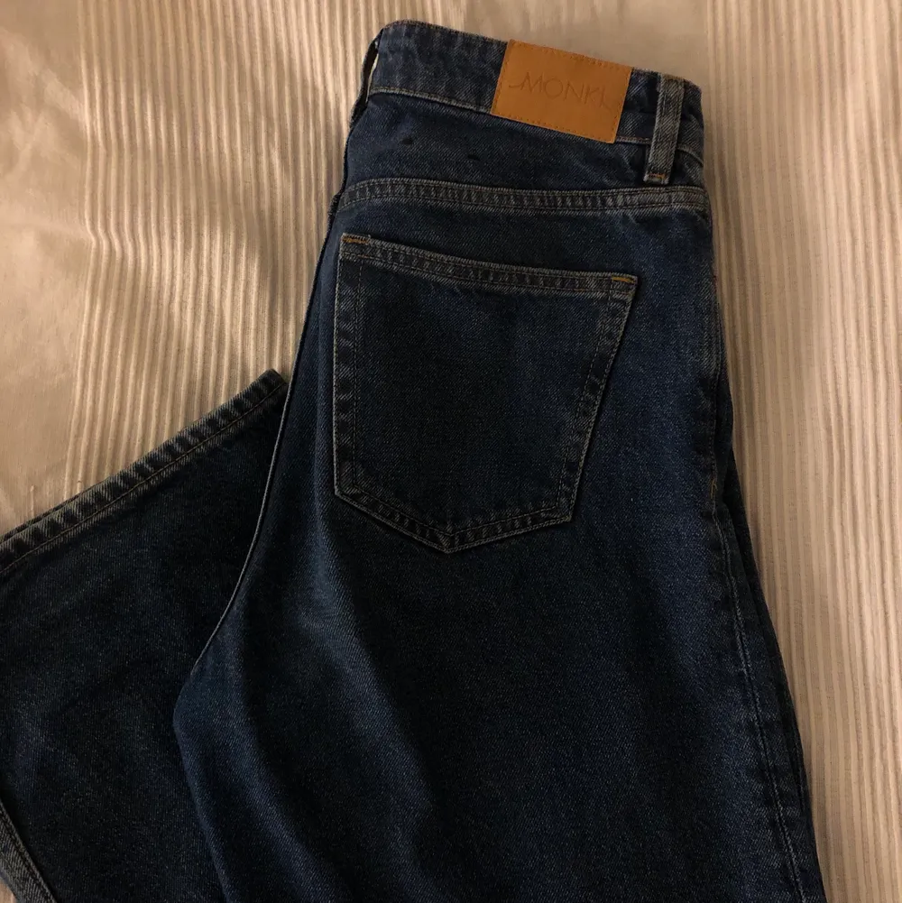 Lånade bilder! Monki jeans i stl 28 och i superskick. Köpte jeansen för 400 men säljer för 300 kr (frakten ingår i priset)🌸. Jeans & Byxor.
