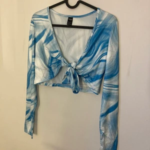 Top - Snyggg top från Shein size S. Aldrig använd så i top skick! 35kr+ frakt. Skickar helst spårbart. PostNord blå påse = tar INTE ansvar för eventuellt postens slarv eller bedrägeri. Skickar helst spårbart :) 