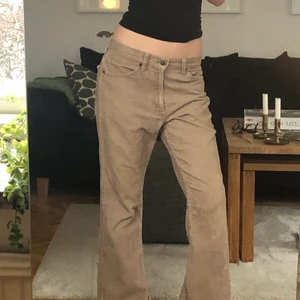 Beiga Manchesterbyxor  - Jätte snygga beiga Manchester byxor som tyvär är för korta på mig 🥰