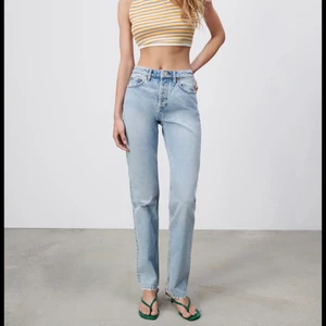 Jeans från zara  - Mid Rise jeans från zara med raka ben. Har endast använts två gånger eftersom jag köpte dom i lite för stor storlek, kolla alla bilder för att se hur de sitter på mig om är 162. Dom är klippta nertill men annars i nyskick. Skriv för fler frågor💕✨