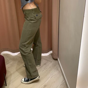 Khaki byxor  - Supersnygga jeans som är köpta på Humana. Passar perfekt på mig som är 36/38 och hänger över skon på mig som är 175cm. Tidigare ägaren har gjort två jack på insidan av byxorna vid midjan för att göra dem mindre om det skulle önskas. 