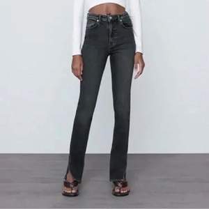 säljer mina fina gråa zara jeans med slits då dem inte kommer till användning och är för stora för mig, buda från 100kr❤️budet ligger på 130❤️jag är 170cm lång ❤️