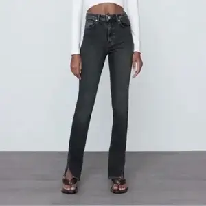 säljer mina fina gråa zara jeans med slits då dem inte kommer till användning och är för stora för mig, buda från 100kr❤️budet ligger på 130❤️jag är 170cm lång ❤️