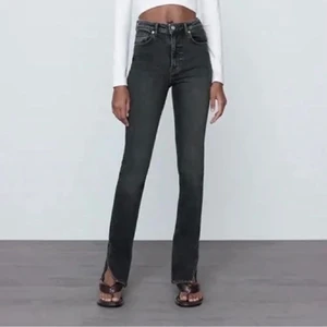 Gråa zara jeans med slits! - säljer mina fina gråa zara jeans med slits då dem inte kommer till användning och är för stora för mig, buda från 100kr❤️budet ligger på 130❤️jag är 170cm lång ❤️