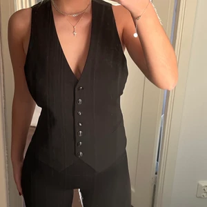 Linne skjorta  - Säljer då den inte har kommit till användning. Den är från hm i storlek 40 men passar mig som har S men även andra storlekar som m osv, för att de finns ett spänne där bak så man kan spänna in eller ut.