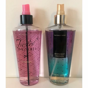 Victoria’s Secret body mist parfymer - Säljer body misterna Midnight Exotics Sensual Jasmine & Frosted Magnolia Sugared Florals. Flaskorna är på 250 ml vardera och båda är nästan fulla (se bild). Säljer en för 65 kr eller båda för 110 kr. 💕