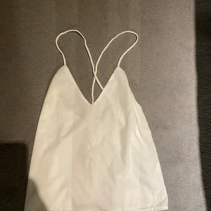 Topp - Ett jättefint linne ifrån ivyrevel som är korsat i ryggen💕