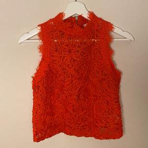 Rött linne från Zara, knapp användt, Stl. 34, dragkedja baktill