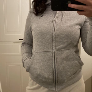 Kofta  - Säljer min gråa hoodie från puma